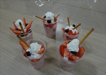 あまくておいし～♡苺パフェ作り