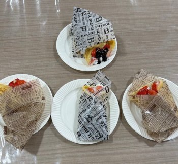 イチゴのクレープ作り
